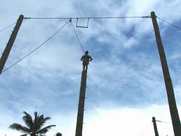 Auf einem 15 m hohen Telegrafenmast über Namale (Fiji)